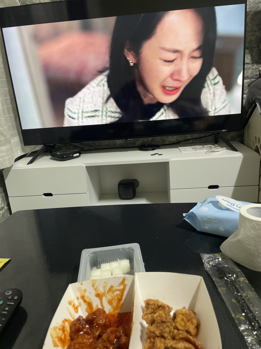 정숙이 보면서 어제 남은 치킨…(0)