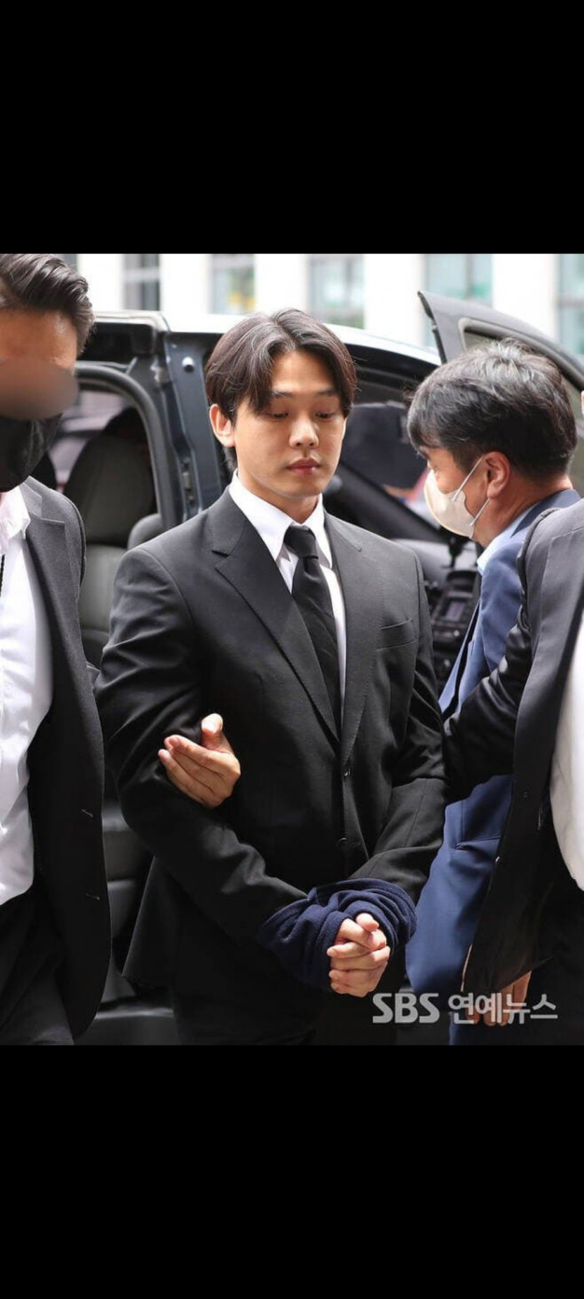 잡혀가는 유아인..(0)