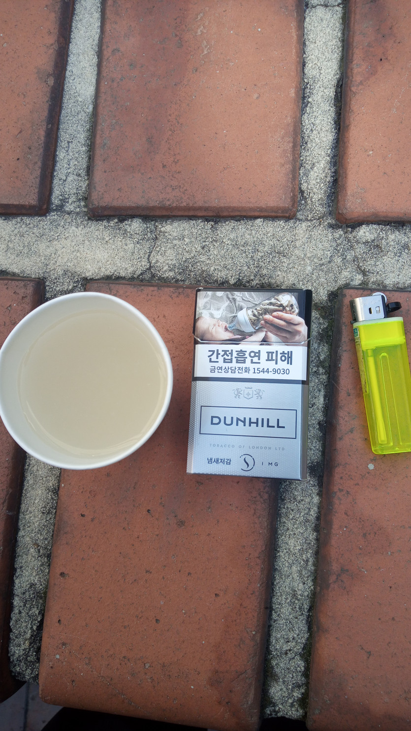 담배피러 나왔는데 교인두분이 식혜를 따주네요(0)