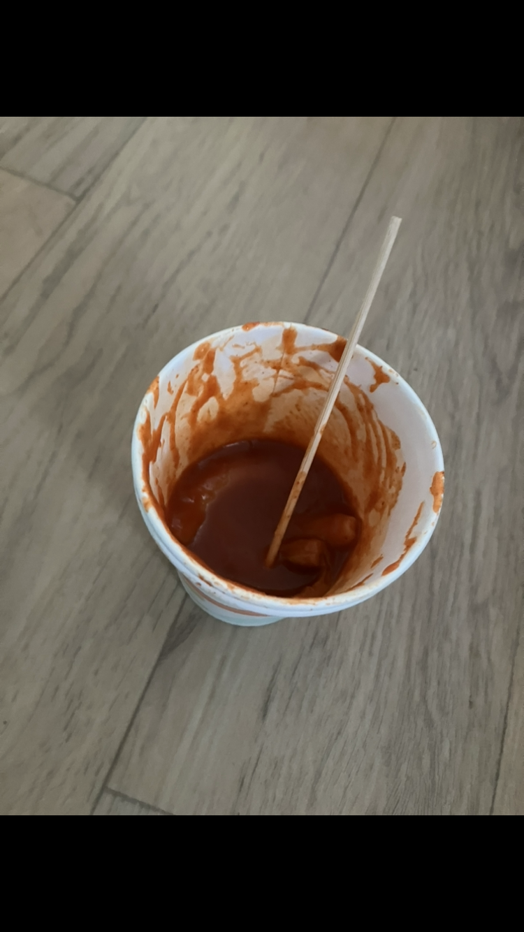 엄마가 떡볶이 사줘서 먹는데(0)