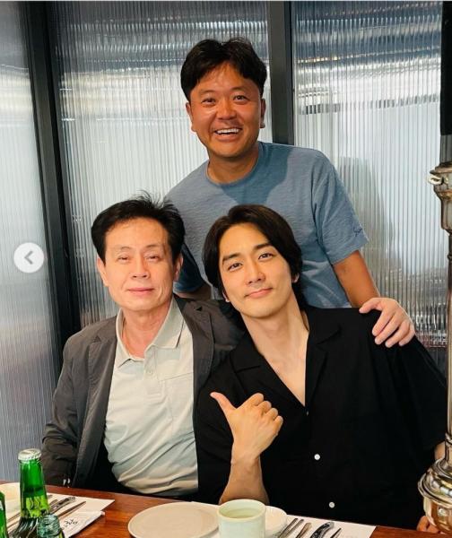 동창이랑 사진 찍은 송승헌(0)