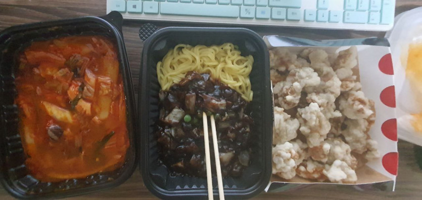 혼자 짜장면 먹는데(0)