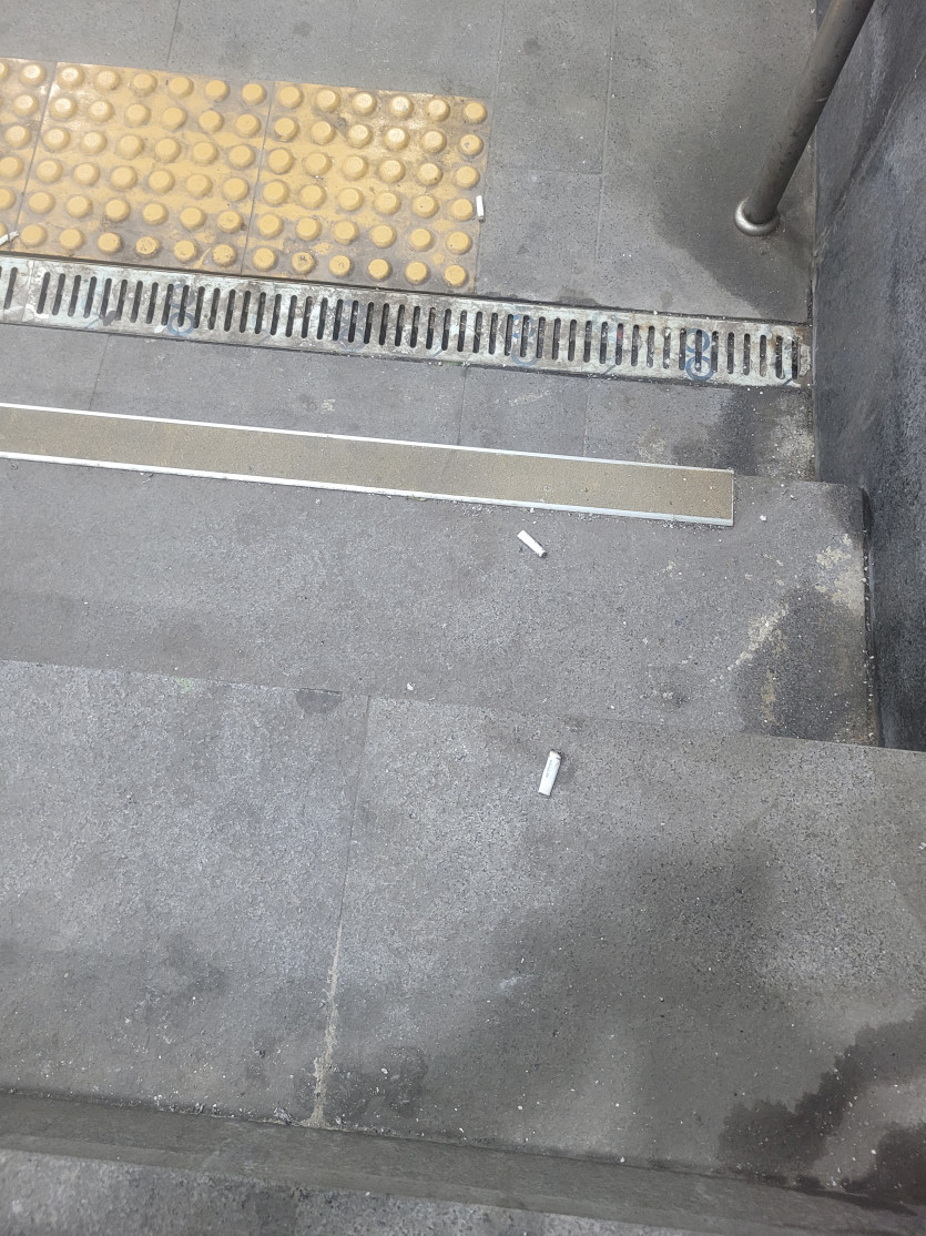 계단에 앉아서 담배 피면서 울고 있네요..(0)