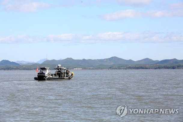 팔에 5kg 아령 묶인 시신 발견(0)