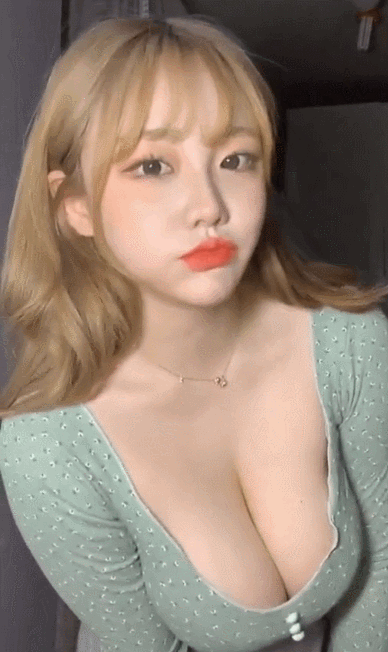 머리손질하는 처자 (후방 )(1)