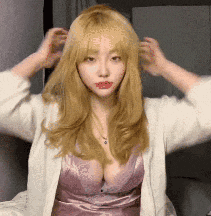 머리손질하는 처자 (후방 )(0)