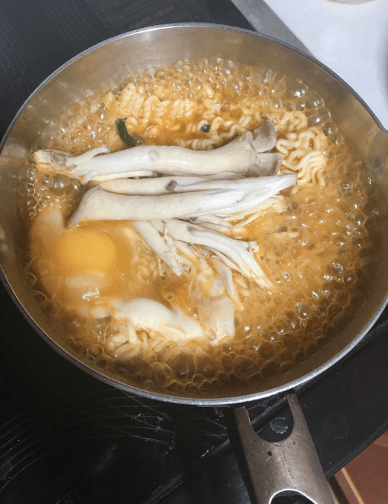 제 새벽 라면을 자랑합니다..ㅎ(0)