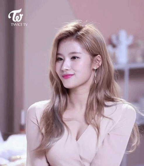 가슴골 살짝 보여주면서 유혹하는 사나(0)