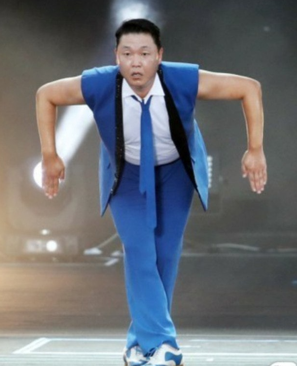 포토존에서 굴욕적으로 넘어진 아이돌(1)