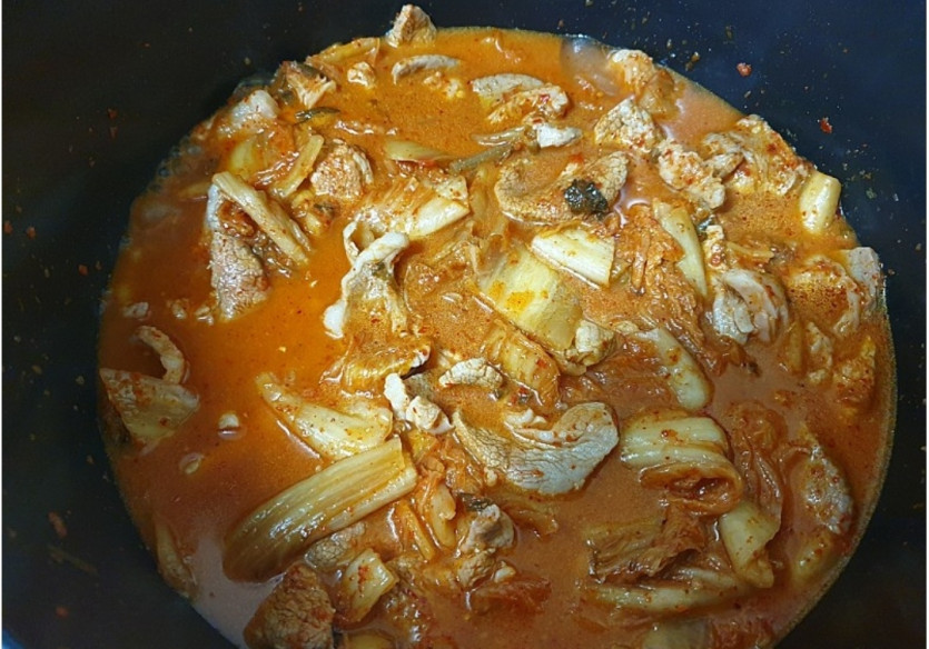 김치찌개는 고기반 김치반입니까(0)