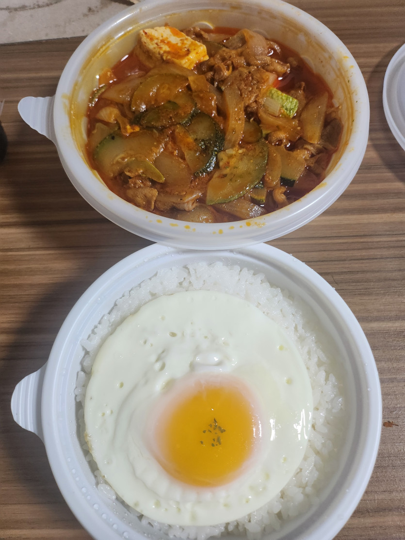 13시간만에 첫끼 먹어요. .(0)