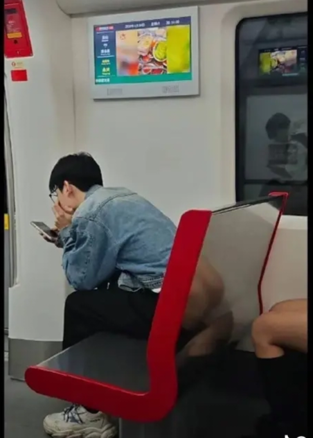솨솨솨님 왜 지하철에서 엉덩이를 노출하세요(0)